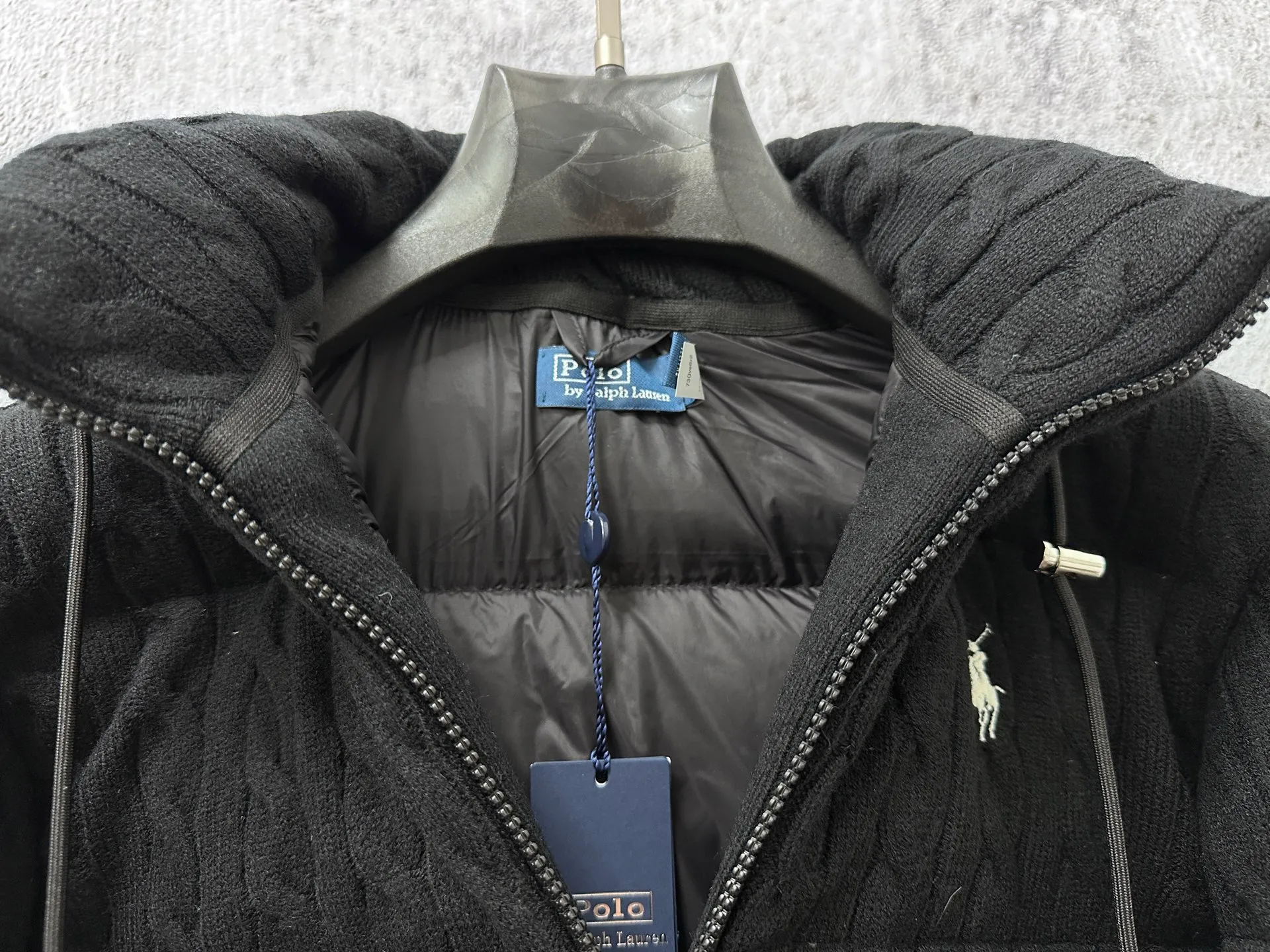 P1000 【Rah Lauren】Ralph Lauren cable down jacket. The warmth of winter is within reach. Combining classic cable knit with warm down, Rah Lauren's texture choice. Warm winter colors, the answer to classics and style. ❄️Needless to say, the texture speaks for itself and defines your winter style. Color Black Khaki Size S-XL